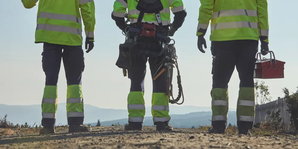 Tre montører rygg nær