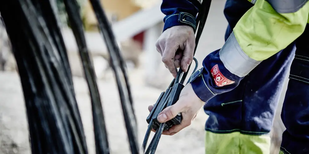 Kabel og hender nærbilde